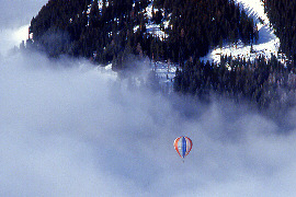 Heissluftballon ber dem Nebelmeer