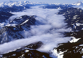 Heissluftballon auf 3500 m Höhe über den schneebedeckten Alpen