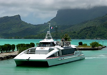 Katamaran als Shuttleboat fhrt vom Airport auf dem Motu Mute zum Hafen von Vaitape auf der Hauptinsel von Bora Bora