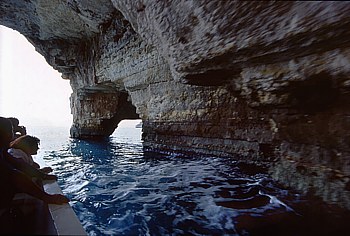 Bootsfahrt in die Grotten der Steilkküste zwischen Vieste und Matinata