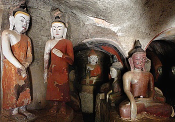 Goldene Buddha's im Innern der Pho Win Daung Höhle