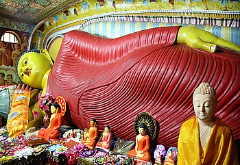 Reclining Buddha in der 1700 Jahre alten Ziegel Pagode Abhayagiri Dagoba