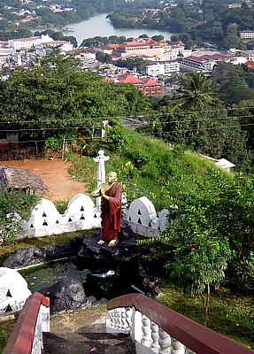 Wanderung zu einem Buddha mit Blick hinunter auf Kandy
