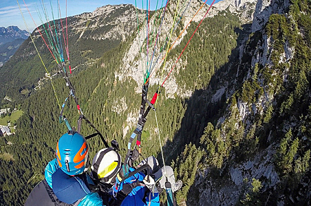 Tandem Paragliding nahe der Felswnde von Jenner und Kehlstein