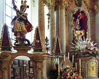 Wallfahrtskirche Ettenberg mit wunderschnem Chorgang hinter dem barocken Altar